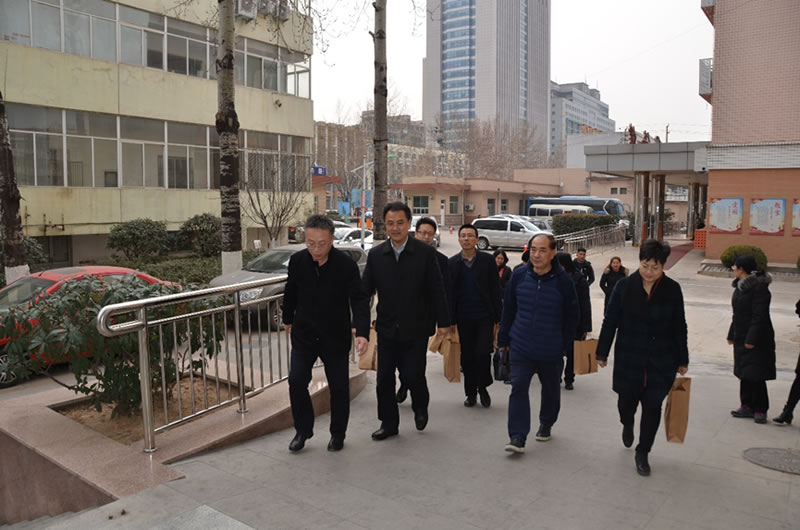 輕工供銷公司為榮軍老戰(zhàn)士新春送福