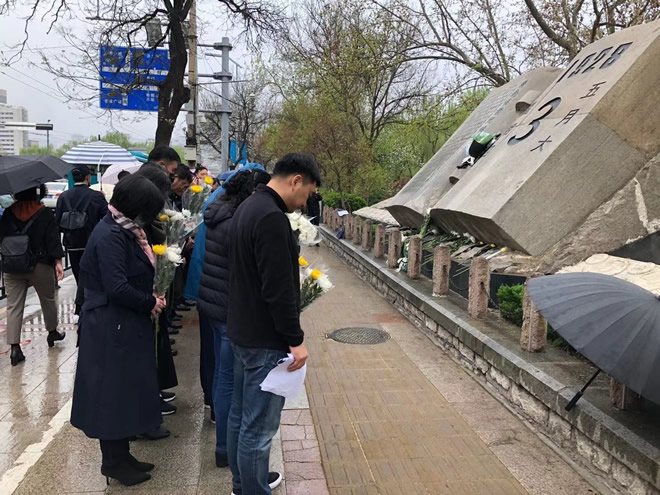 輕工供銷開展“緬懷先烈、文明祭掃”雙報到活動