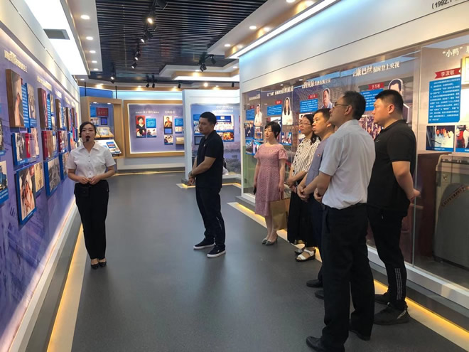 輕工供銷組織參觀濟(jì)南勞模風(fēng)采展覽館