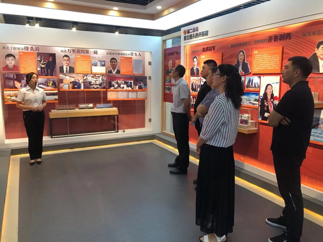 輕工供銷組織參觀濟(jì)南勞模風(fēng)采展覽館