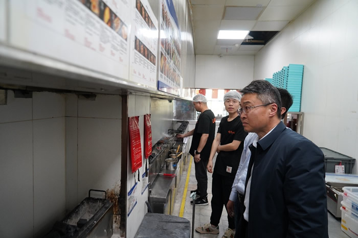 在崗1分鐘，責(zé)任60秒 ——致敬輕工供銷最美勞動者