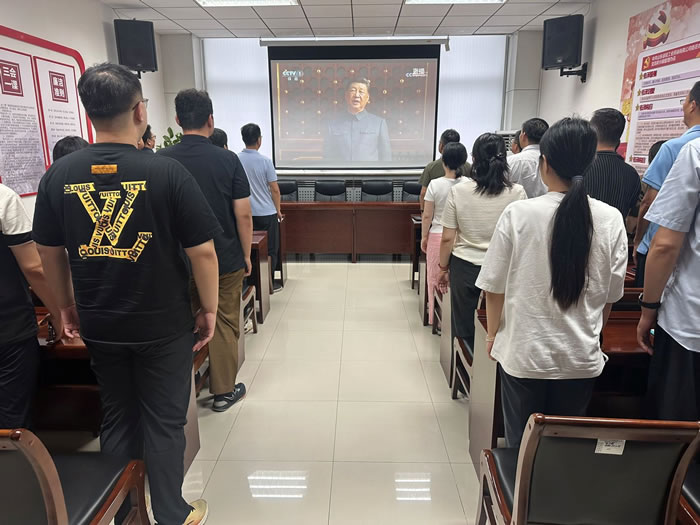 輕工供銷公司組織全體員工集中觀看紀(jì)念中國(guó)人民抗日戰(zhàn)爭(zhēng)暨世界反法西斯戰(zhàn)爭(zhēng)勝利80周年閱兵式