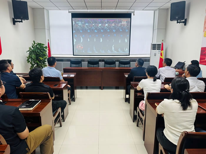 輕工供銷公司組織全體員工集中觀看紀(jì)念中國(guó)人民抗日戰(zhàn)爭(zhēng)暨世界反法西斯戰(zhàn)爭(zhēng)勝利80周年閱兵式